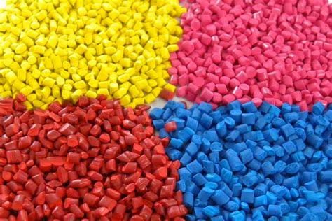 Grânulos plásticos coloridos