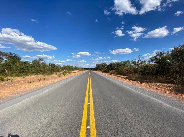 Rodovia com pavimentação asfáltica